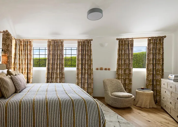 Casa Rosa Dos Ventos * Guia (Faro)